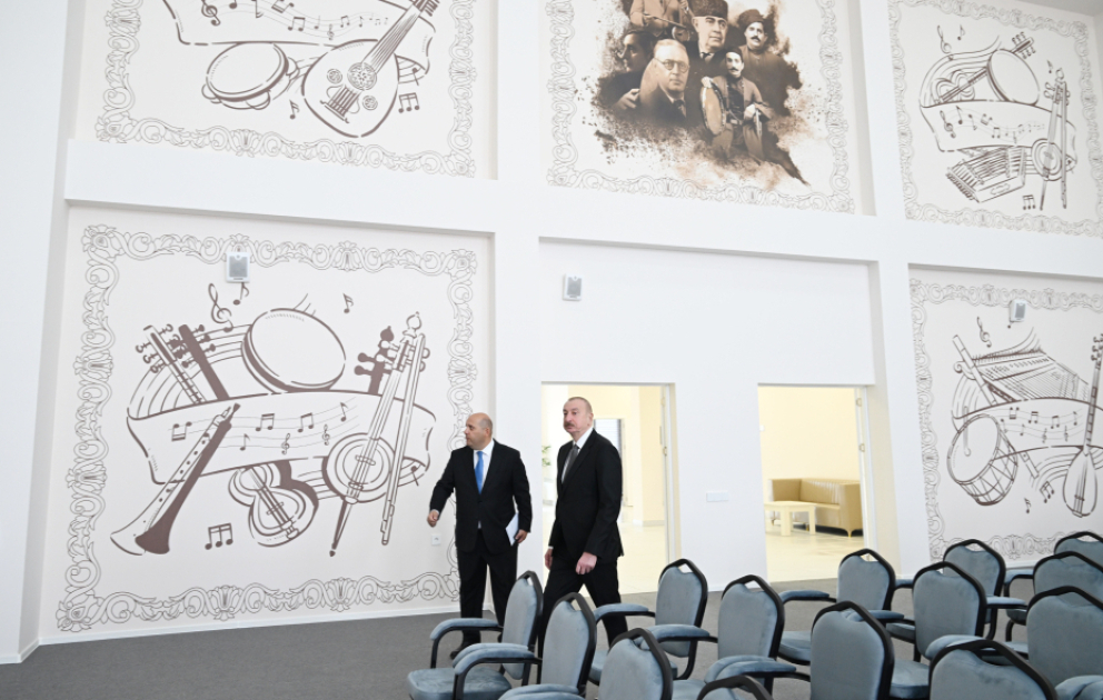 Ilham Aliyev visite le club communautaire du village de Kenguerli de la région d’Aghdam
