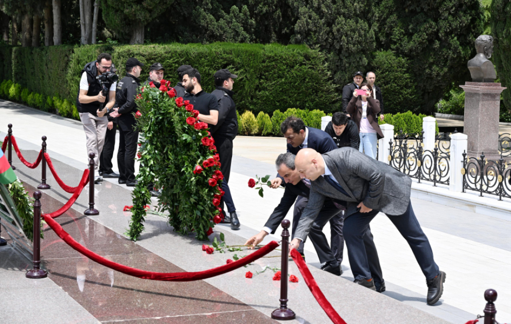 "Bakı Ürək Günləri” 9-cu Beynəlxalq Konqresinin iştirakçıları Fəxri xiyabanda Ulu Öndərin məzarını ziyarət ediblər