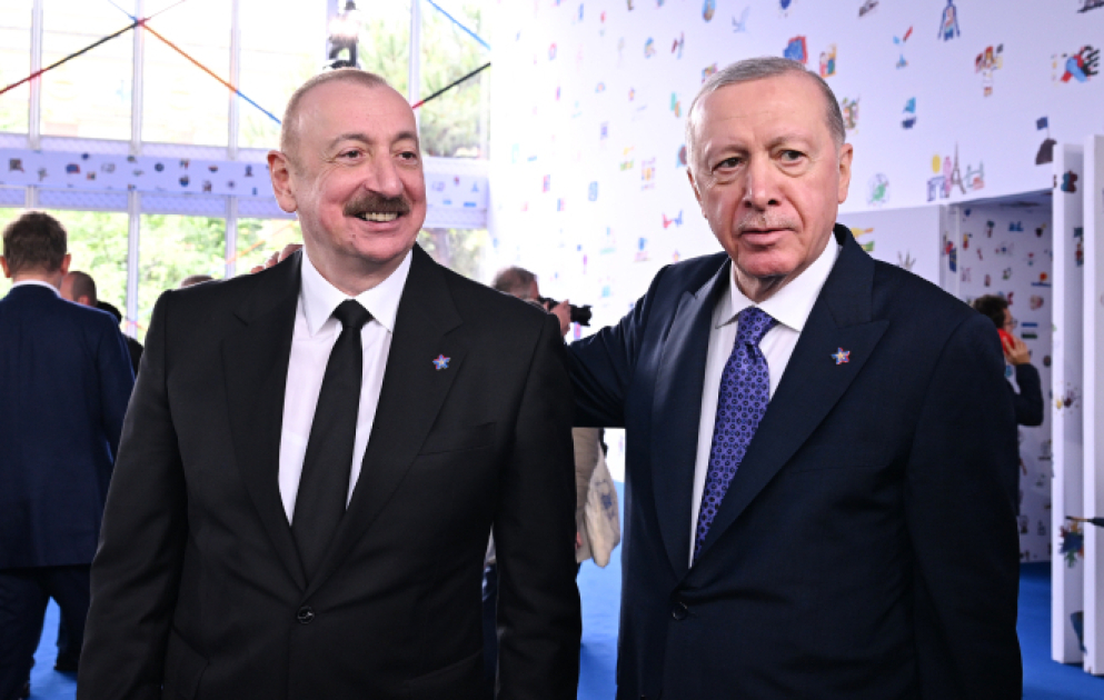 Le président Aliyev participe à la 1ère session plénière du 6ᵉ sommet de la Communauté politique européenne