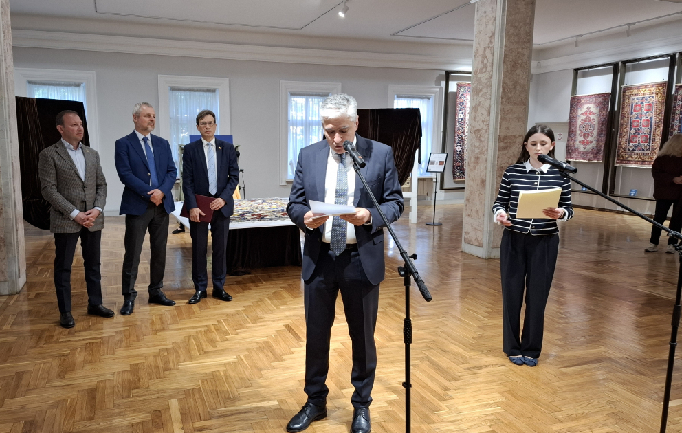 В Молдове открылась выставка азербайджанских ковров