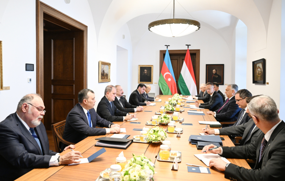 Präsident Ilham Aliyev und Premierminister Viktor Orbán treffen sich in erweitertem Format