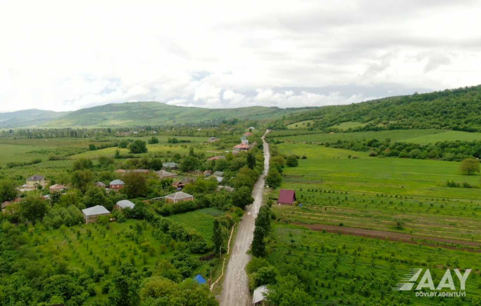 Qubada 12 yaşayış məntəqəsini əhatə edən avtomobil yolu yenidən qurulur