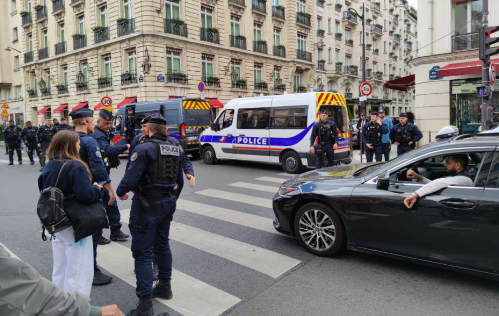 Fransada taksi sürücüləri ilə polis arasında toqquşma olub