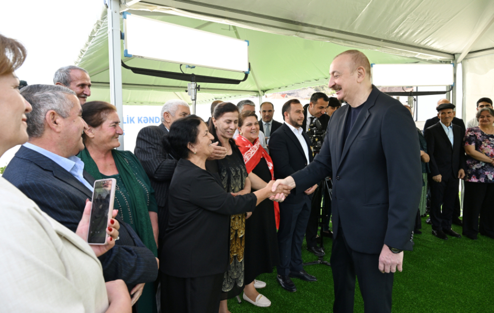 Prezident İlham Əliyev Laçının Bəylik kəndinə köçən sakinlərlə görüşüb, onlara evlərin açarlarını təqdim edib