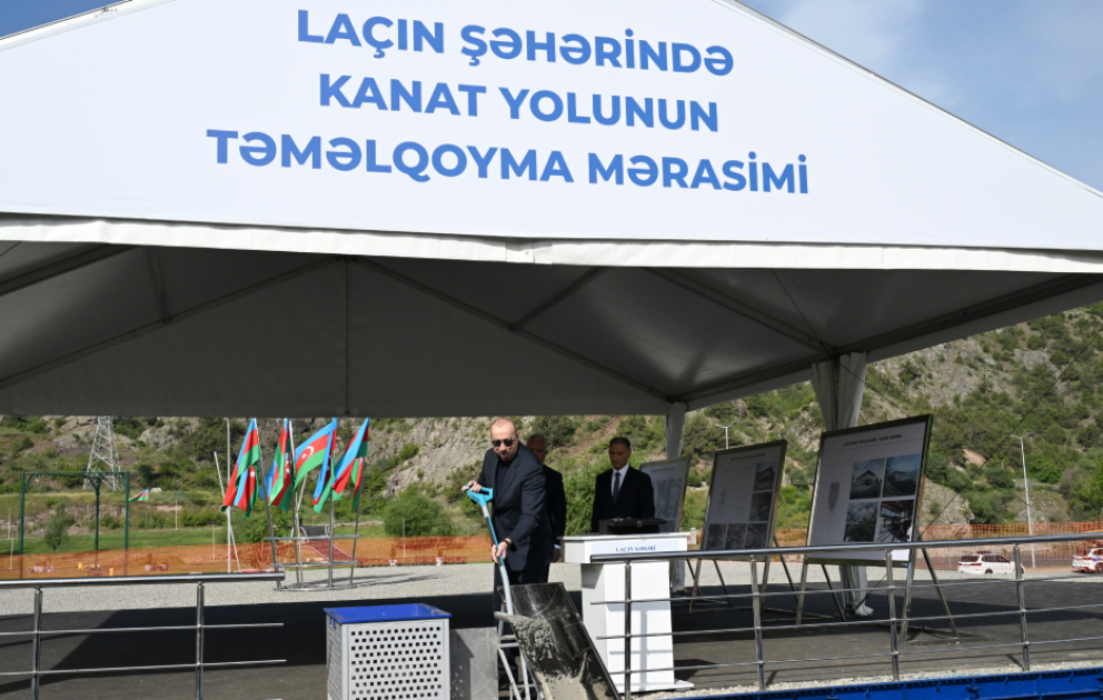 Prezident İlham Əliyev Laçın kanat yolunun təməlini qoyub