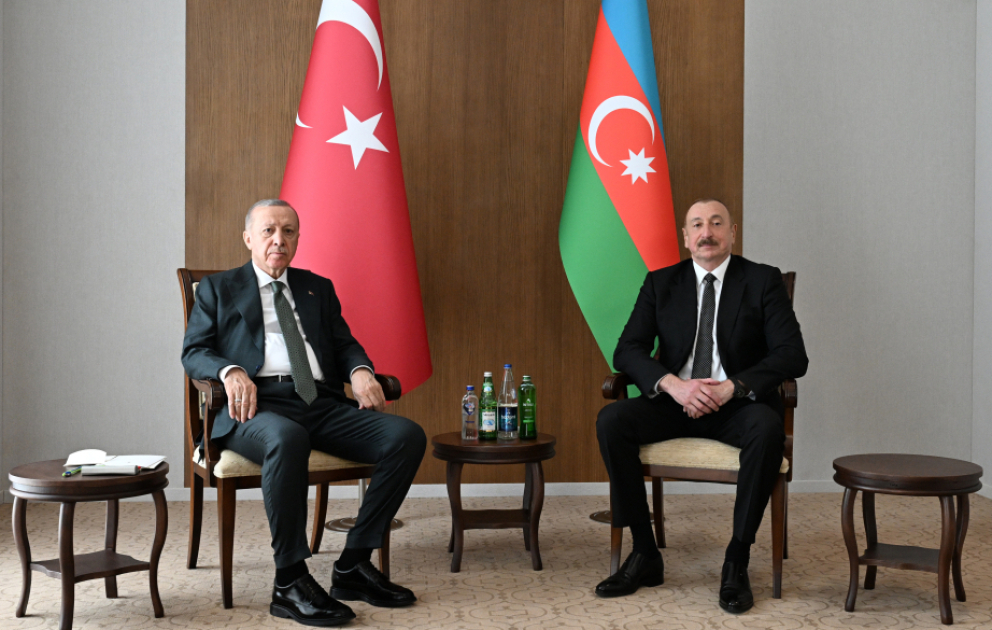 Präsident Ilham Aliyev und Präsident Recep Tayyip Erdoğan treffen sich unter vier Augen