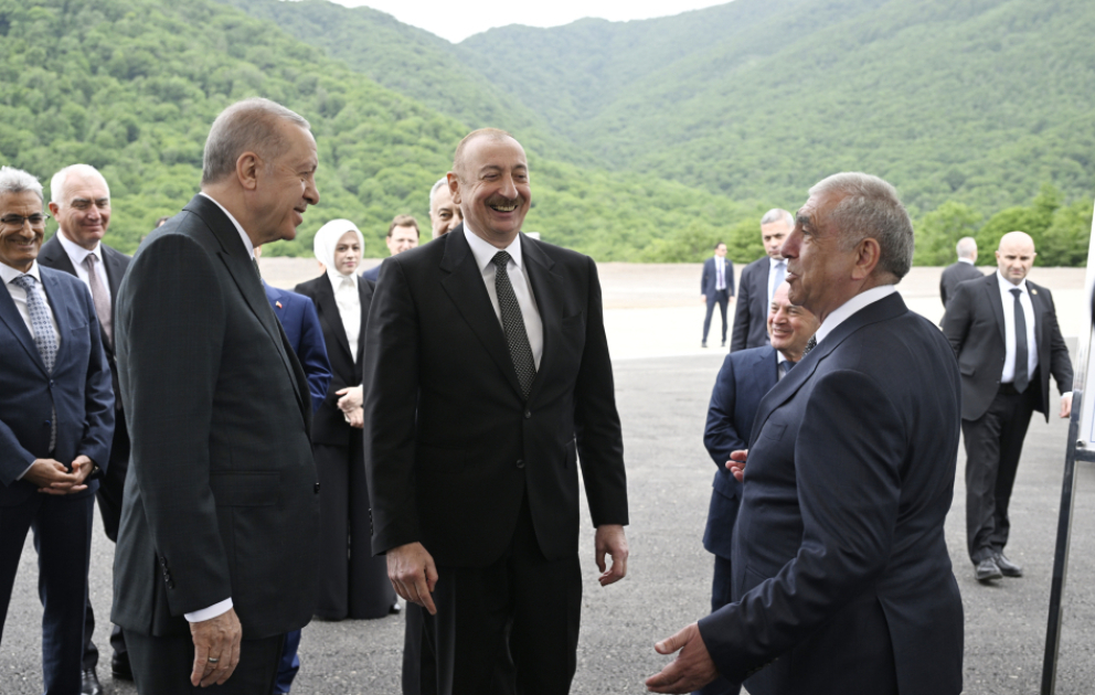 Präsident Ilham Aliyev und Präsident Recep Tayyip Erdoğan machen sich mit Bauarbeiten an der Straße Kelbadschar–Latschin vertraut