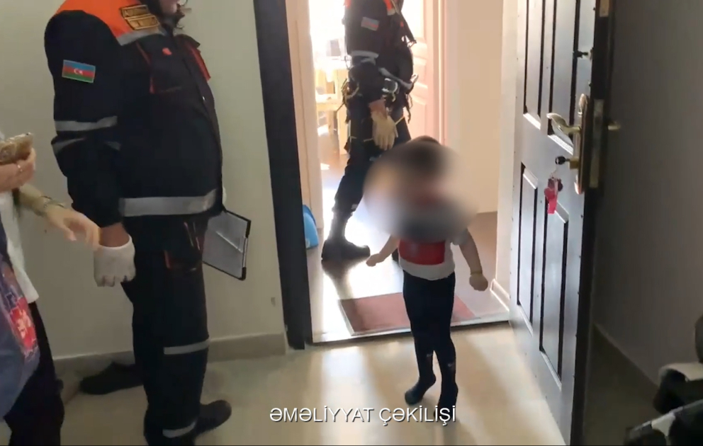 Yasamal və Xətai rayonlarında bağlı qapı arxasında köməksiz vəziyyətdə qalmış azyaşlılar xilas edilib