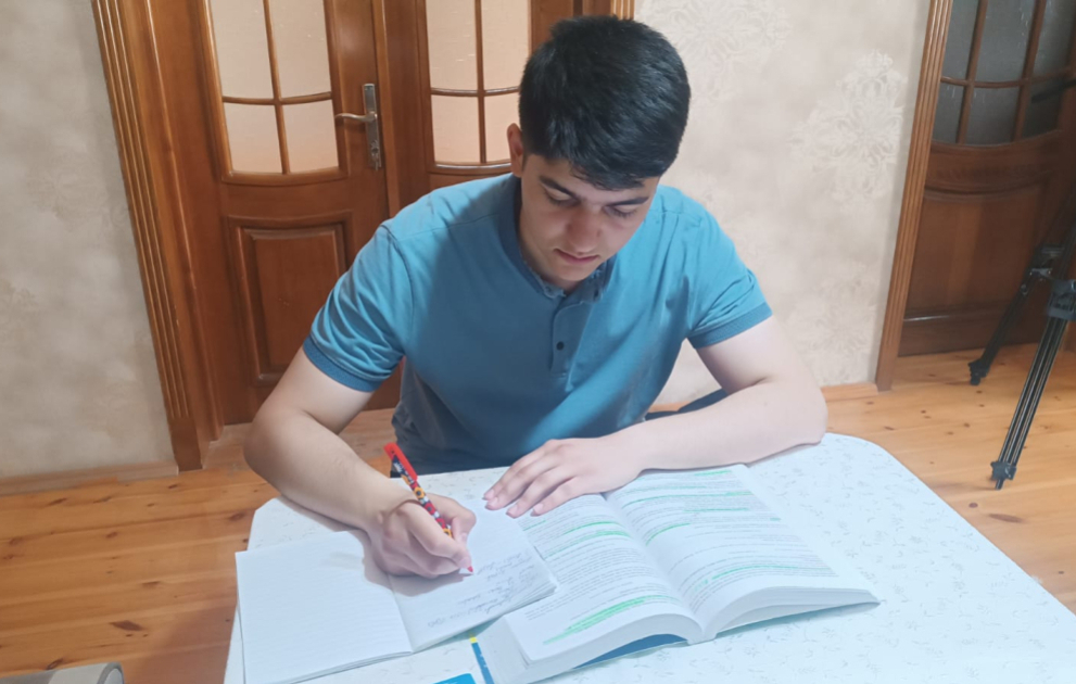 “Uğurun açarı öz iradənə hakim olmaqdır” - 400 bal toplayan məzun