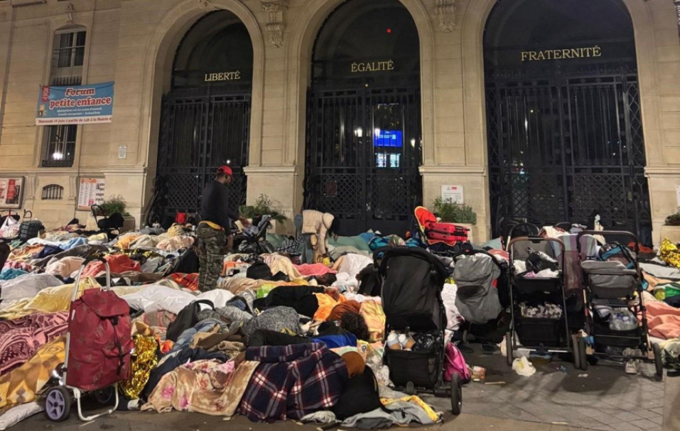 Parisdə miqrantlar meriyanın qarşısına toplaşaraq sığınacaq tələb edirlər