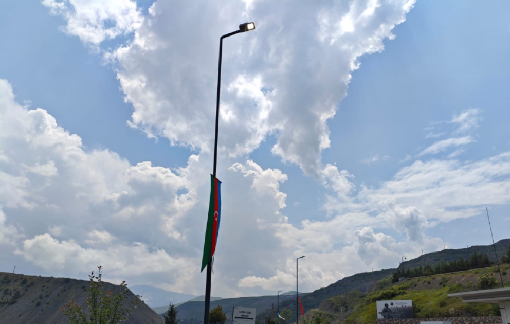 Daşkəsən şəhərində LED lampalı müasir işıq dirəkləri quraşdırılır