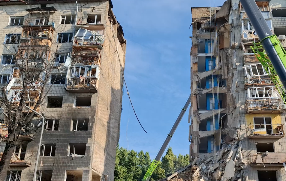 Kiyevə raket hücumu zamanı çoxmərtəbəli bina çöküb -  AZƏRTAC hadisə yerindən xəbər verir