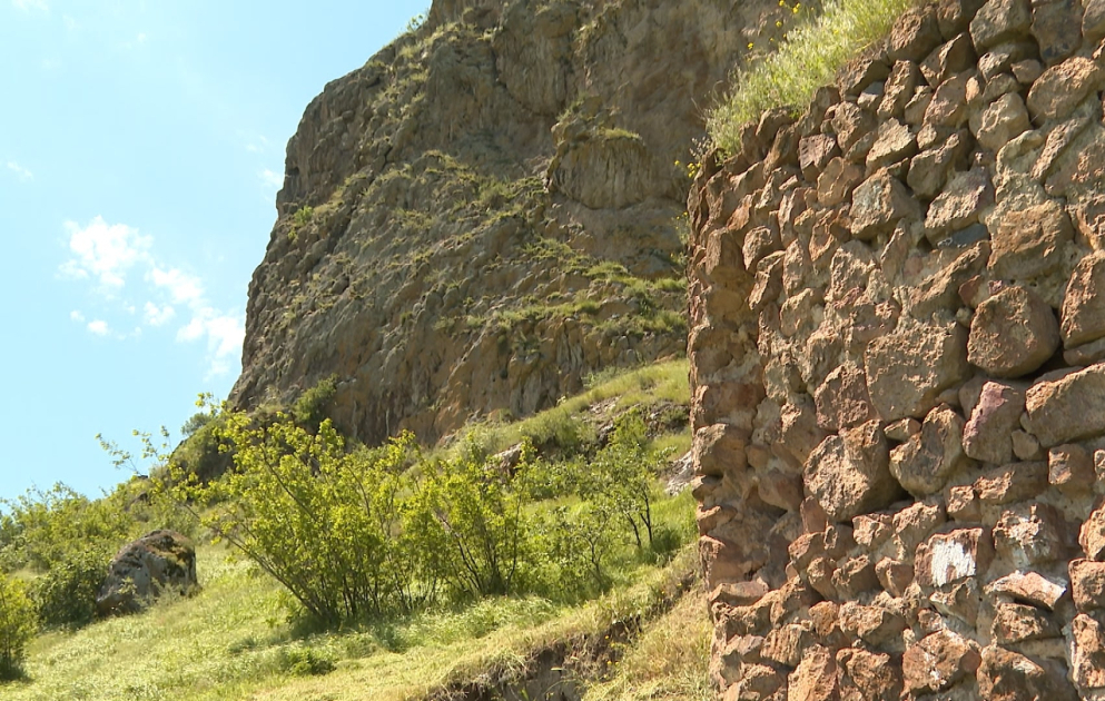 “Mən turist olsaydım”: Göylərə baş çəkir, Göyəzən dağı…