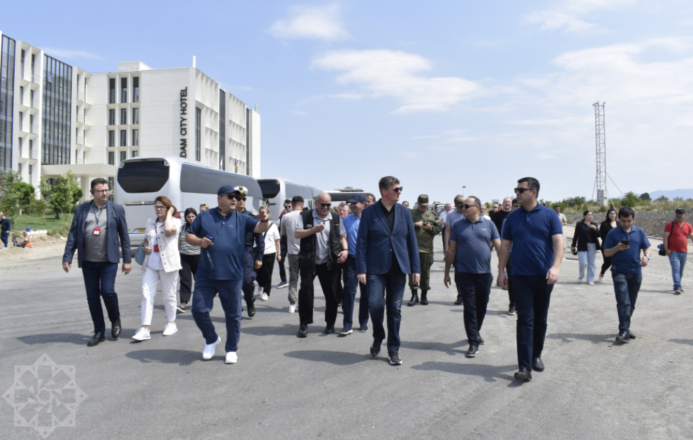 Xarici diplomatlar Ağdamda həyata keçirilən tikinti-quruculuq işləri ilə tanış olublar