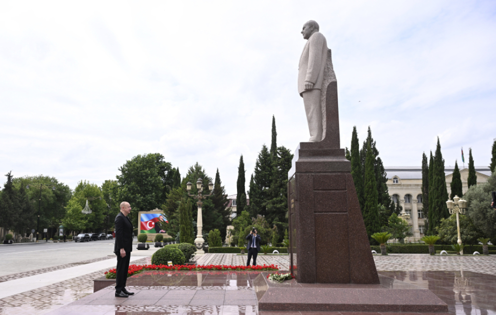 Prezident İlham Əliyev Yevlax şəhərində Ümummilli Lider Heydər Əliyevin abidəsini ziyarət edib
