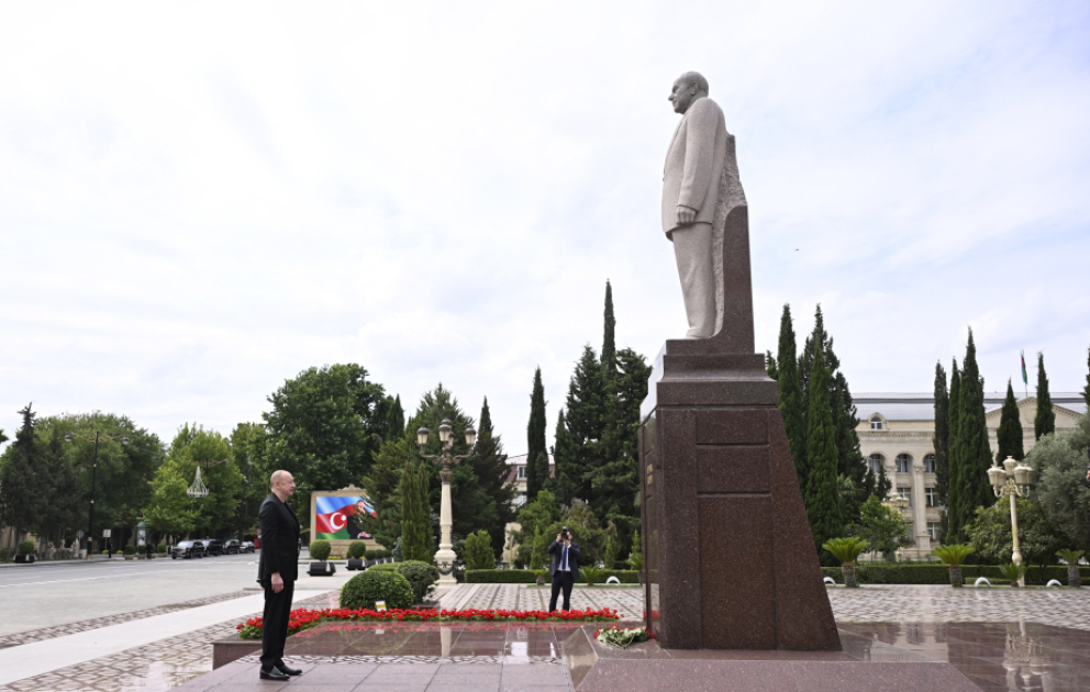 Президент Ильхам Алиев посетил памятник общенациональному лидеру Гейдару Алиеву в городе Евлах