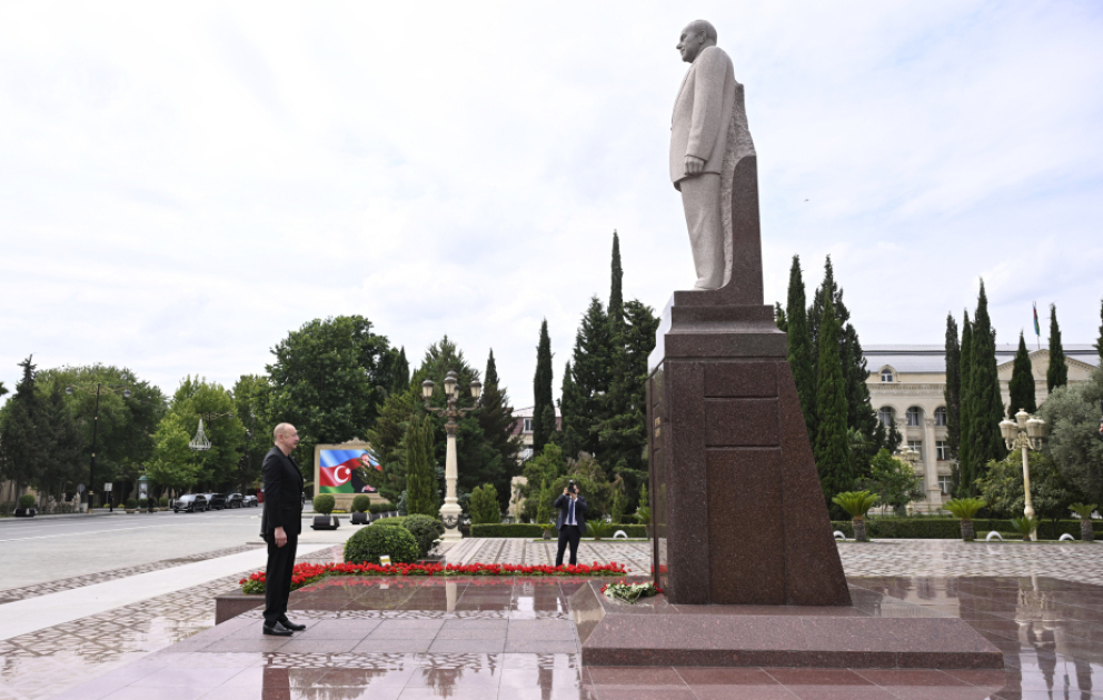President Ilham Aliyev visited statue of National Leader Heydar Aliyev in Yevlakh city
