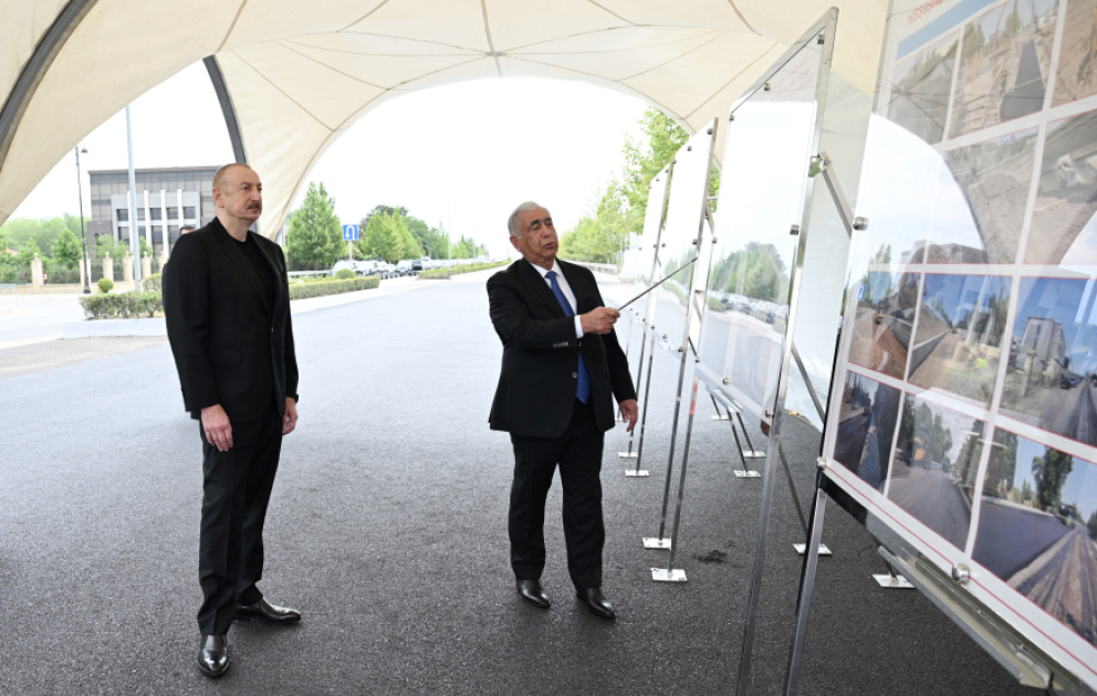 Präsident Ilham Aliyev inspiziert Baufortschritt des Yevlakh- Abschnitts der Autobahn Baku–Alat–Gazakh–Staatsgrenze zu Georgien