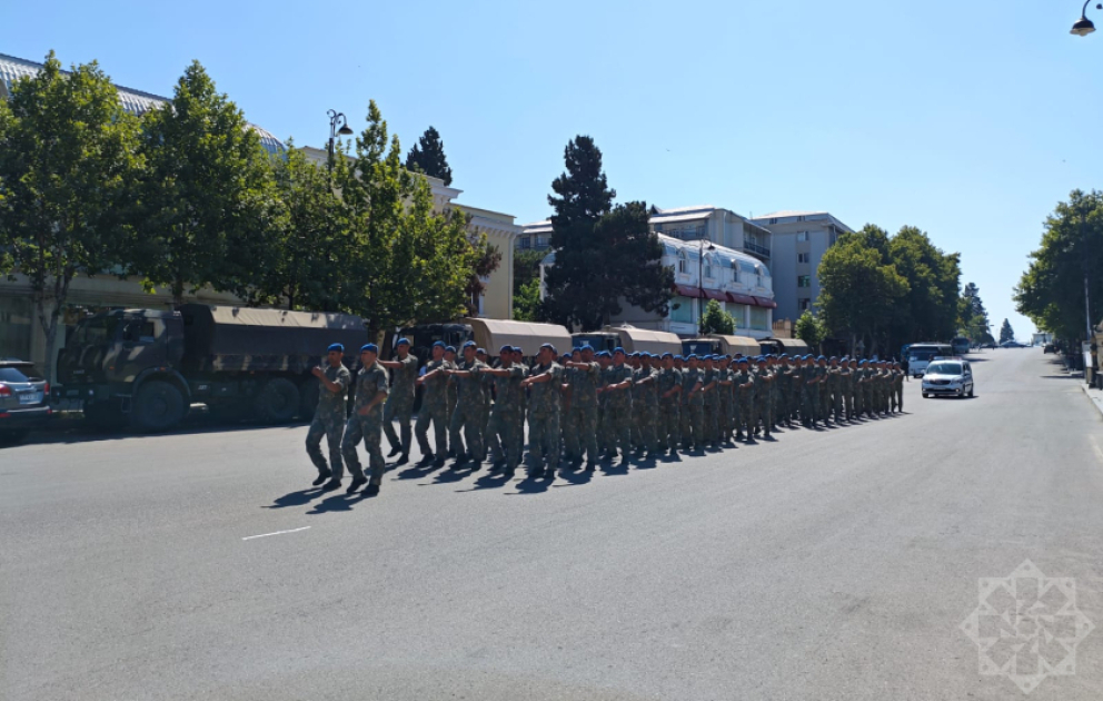 Silahlı Qüvvələr Günündə Gəncədə hərbi qulluqçuların təntənəli yürüşü keçirilib