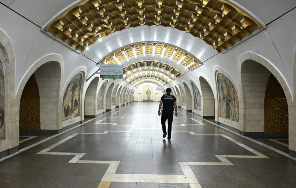 “Vətəndaş, zəhmət olmasa, əlinizdəki əşyanı cihaza yerləşdirin...” Metro polislərinin bir günü -  REPORTAJ