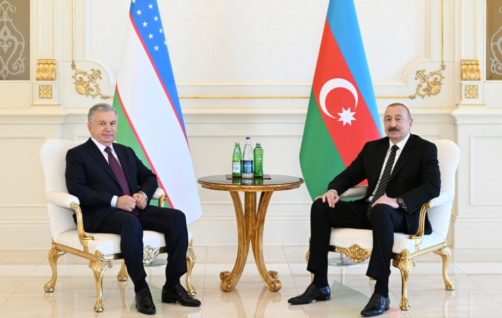 Präsident Ilham Aliyev und Präsident Shavkat Mirziyoyev treffen sich unter vier Augen