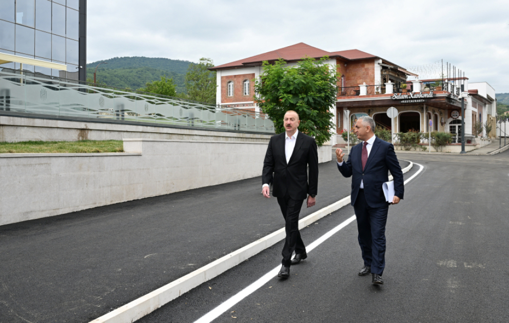 Präsident Ilham Aliyev weiht Geschäftszentrum in Khankendi ein