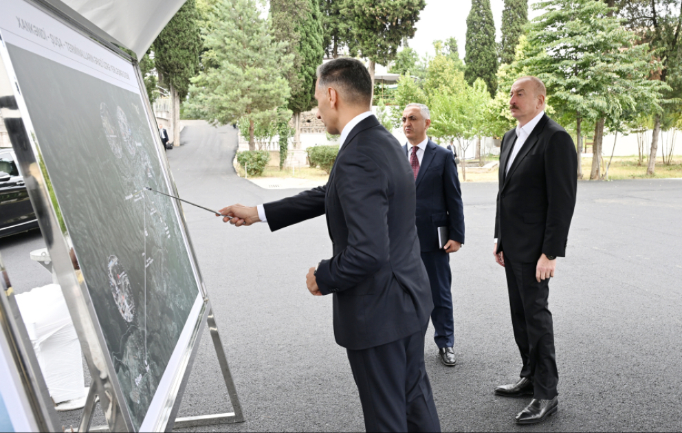 Präsident Ilham Aliyev besichtigt Gelände für den Bau der Seilbahn Khankendi–Schuscha
