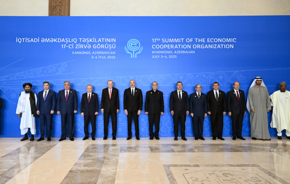 17. Gipfeltreffen der Organisation für wirtschaftliche Zusammenarbeit in Khankendi
Präsident Ilham Aliyev hält eine Rede beim Gipfel