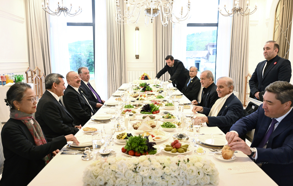 Schuscha: Präsident Ilham Aliyev gibt offizielles Mittagessen für Teilnehmer des 17. Gipfeltreffens der Organisation für wirtschaftliche Zusammenarbeit