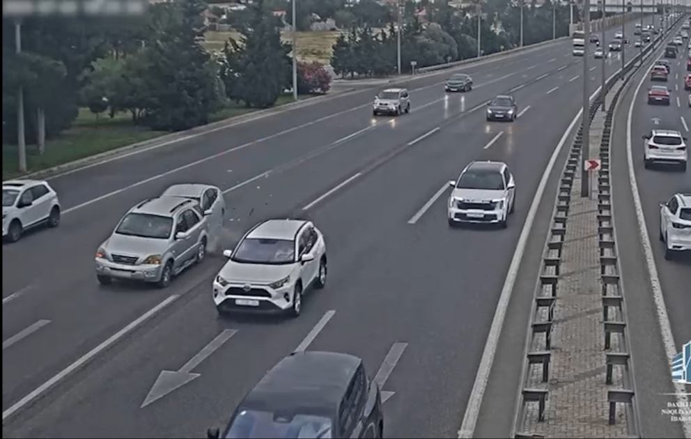 Texniki nasaz avtomobilin yolun orta zolağında qalması yol-nəqliyyat hadisəsinin baş verməsinə səbəb olub