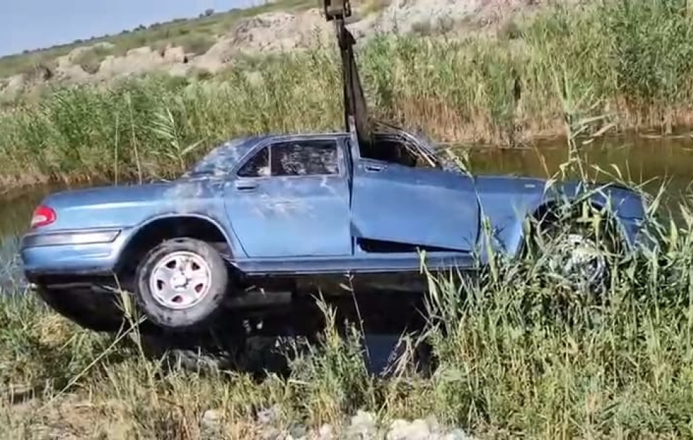 Salyanda minik avtomobili kanala aşıb, ölənlər var