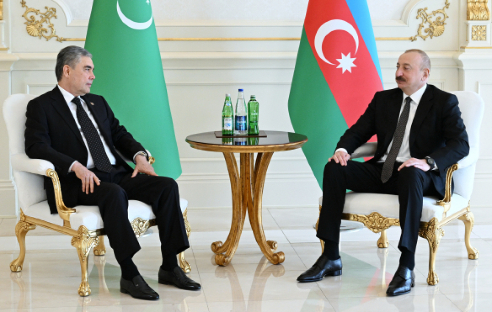 Präsident Ilham Aliyev trifft Vorsitzenden des Volksrates von Turkmenistan Gurbanguly Berdimuhamedov in Baku