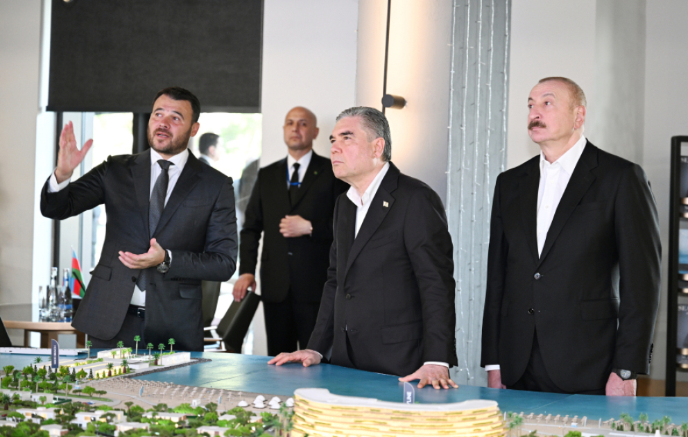 Le président azerbaïdjanais et le président du Conseil du peuple du Turkménistan visitent le complexe touristique « Sea Breeze »