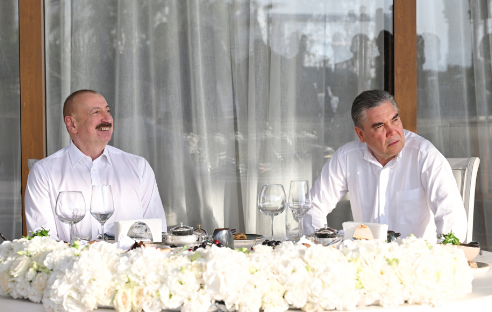 Gemeinsames Diner von Präsident Ilham Aliyev mit dem Vorsitzenden des Volksrates von Turkmenistan Gurbanguly Berdimuhamedov