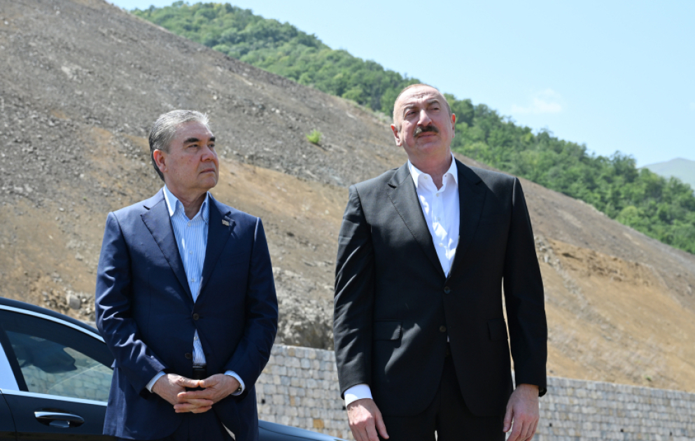 Schuscha: Präsident Ilham Aliyev und Gurbanguly Berdimuhamedov lassen sich vor Hintergrund des Dorfes Daschalti fotografieren