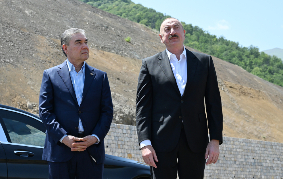 Choucha : Le président Ilham Aliyev et Gourbangouly Berdymoukhamedov posent pour une photo sur fond du village de Dachalty