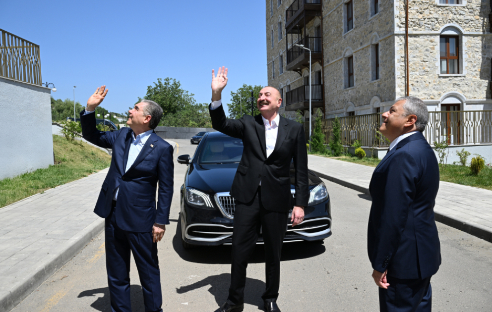 Prezident İlham Əliyev və Türkmənistan Xalq Məsləhətinin sədri Şuşada inşa edilmiş birinci yaşayış kompleksində olublar