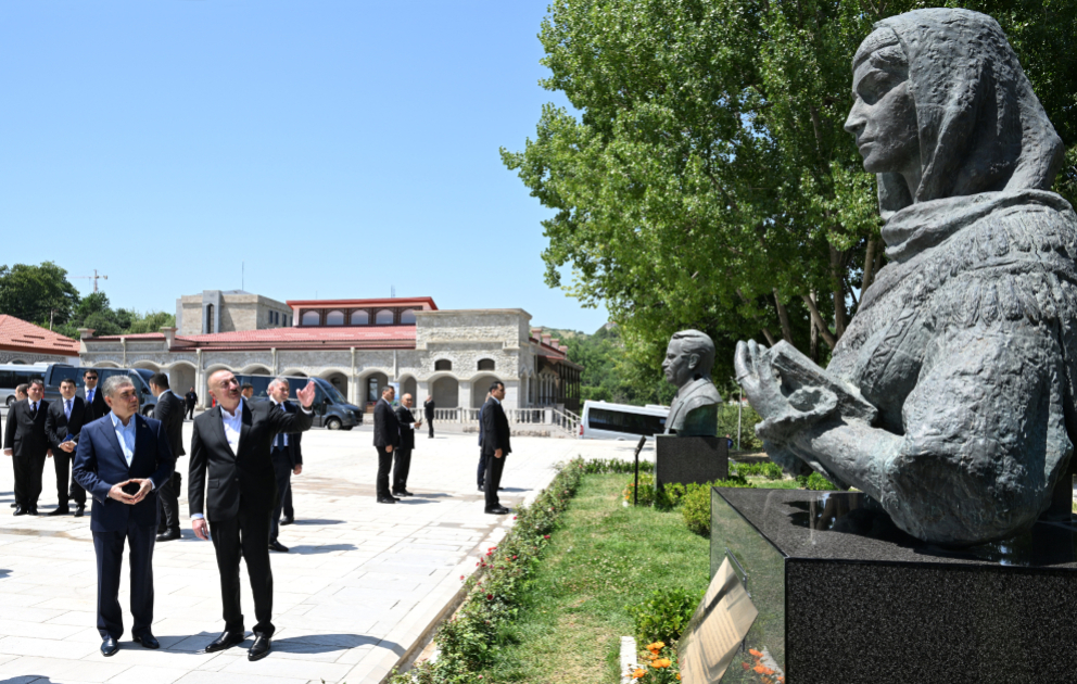 Prezident İlham Əliyev və Türkmənistan Xalq Məsləhətinin sədri Şuşada Natəvanın, Bülbülün və Üzeyir Hacıbəylinin güllələnmiş heykəllərinə baxıblar