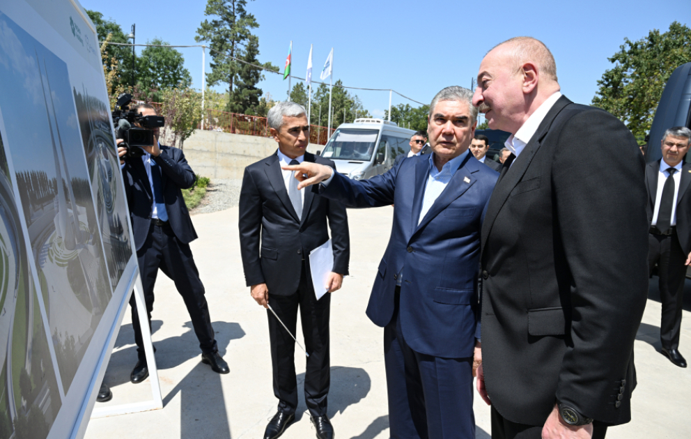 Ilham Aliyev et Gourbangouly Berdymoukhamedov visitent le chantier de la mosquée Yeni Choucha
