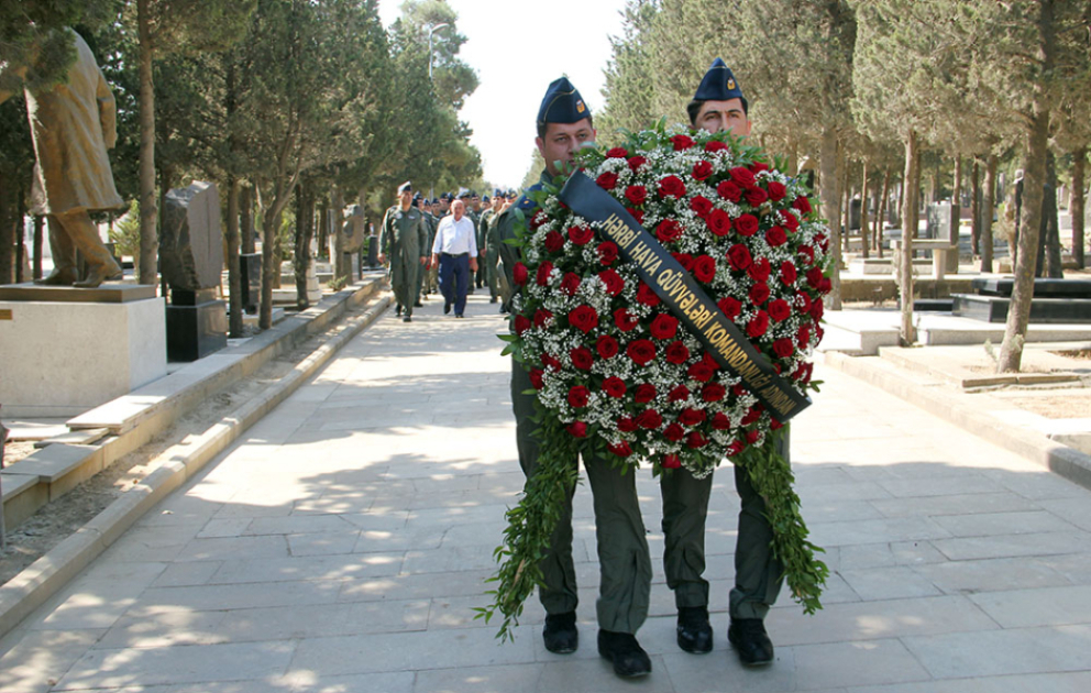 Şəhid hərbi pilot Rəşad Atakişiyevin məzarı ziyarət olunub