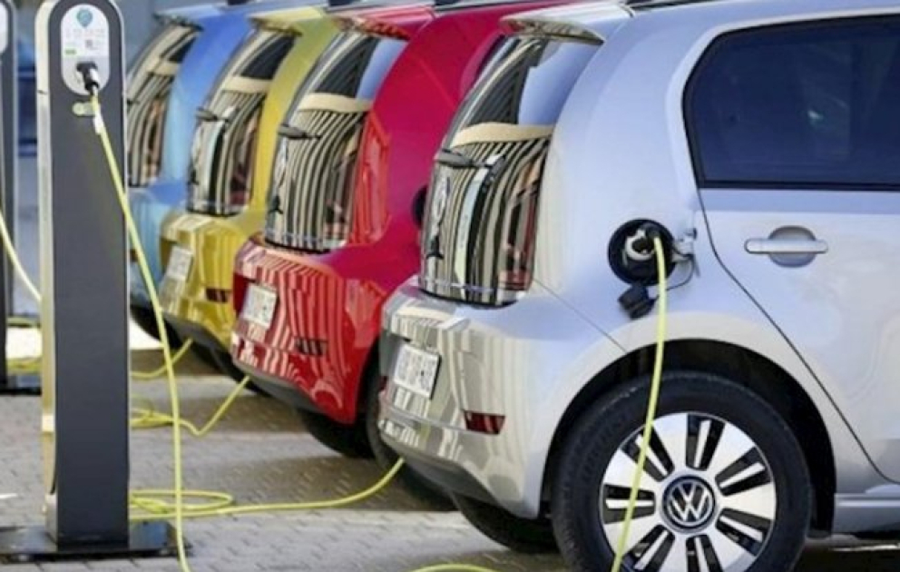 Xaricdən elektromobil gətirənlərin nəzərinə