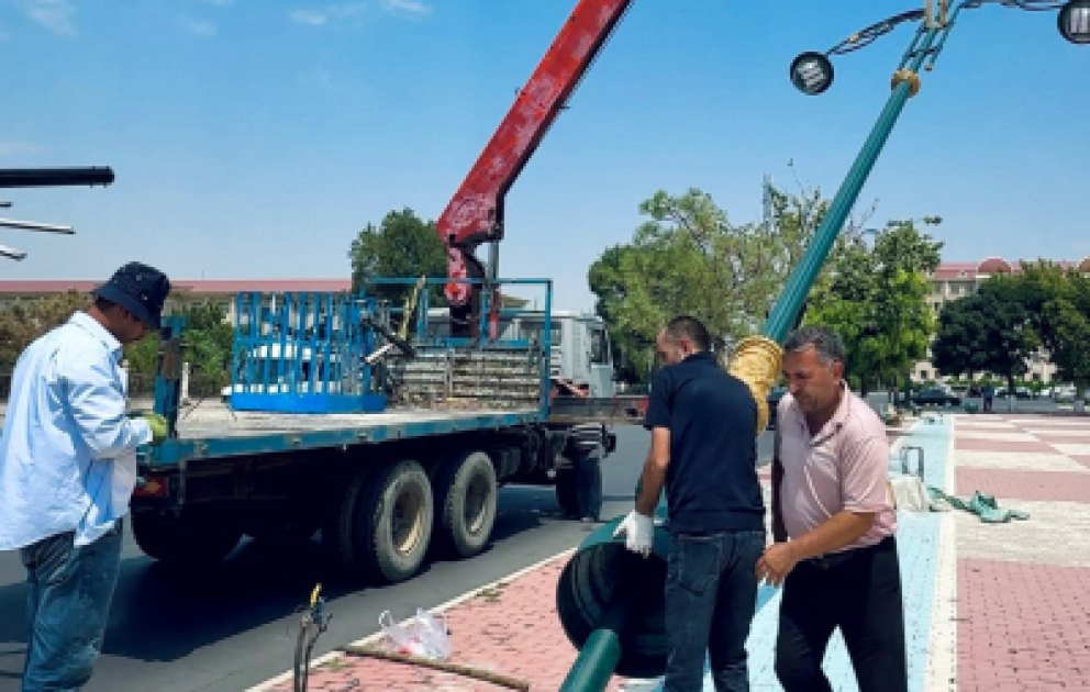 Naxçıvan şəhərində işıqlandırmanın yaxşılaşdırılması üçün yeni işıq dirəkləri quraşdırılır