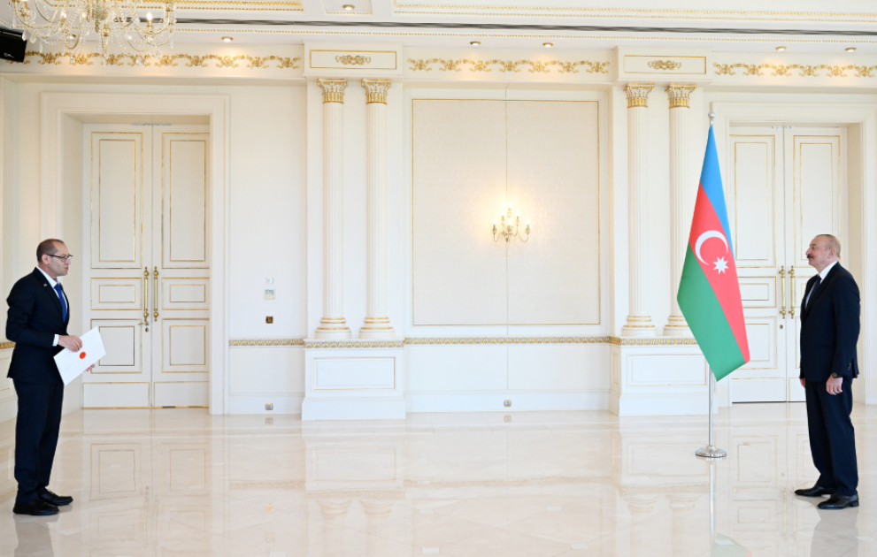 Präsident Ilham Aliyev nimmt Beglaubigungsschreiben des neu ernannten Botschafters Israels in Aserbaidschan entgegen