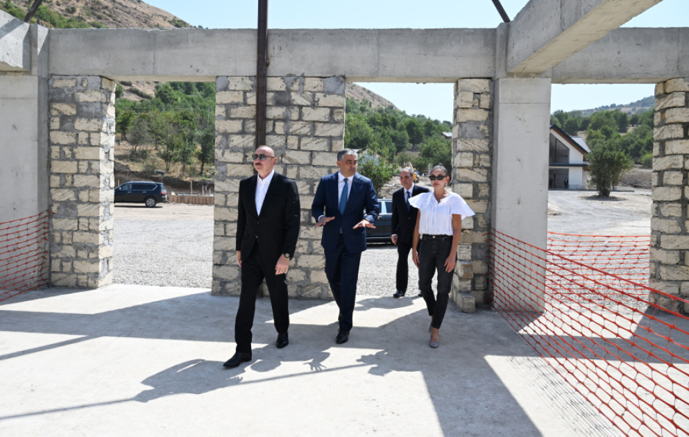 Prezident İlham Əliyev və birinci xanım Mehriban Əliyeva “Hacıkənd” İstirahət Kompleksinin tikintisi ilə tanış olublar