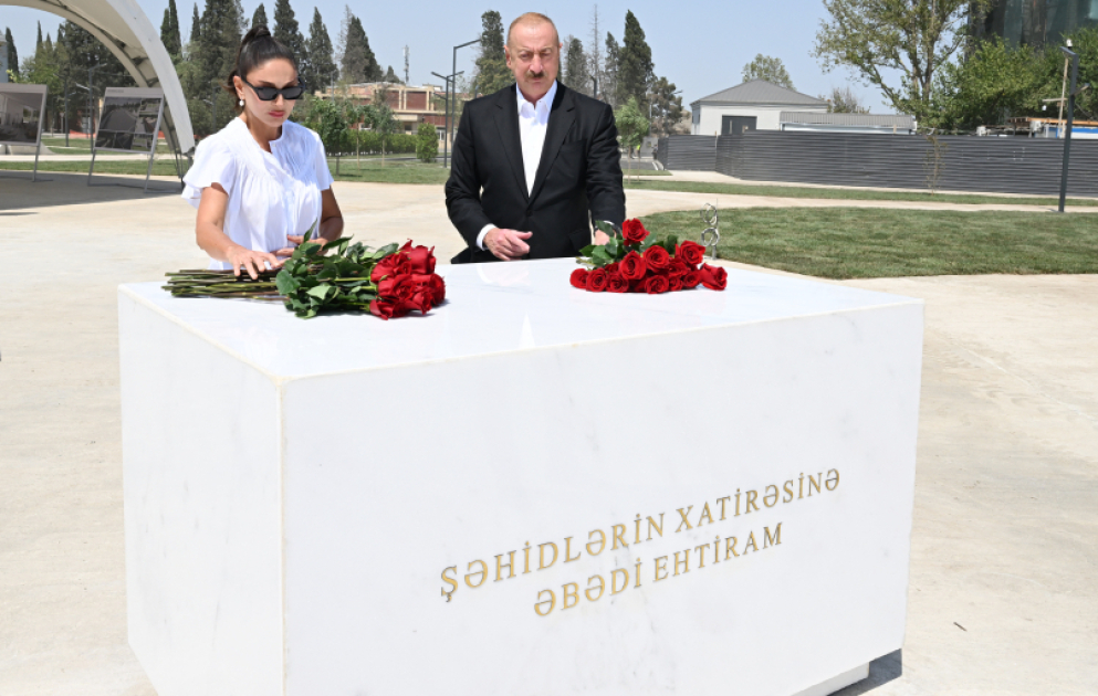 Präsident Ilham Aliyev und First Lady Mehriban Aliyeva inspizieren laufende Arbeiten am Gedenkkomplex in Ganja