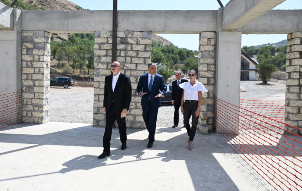 Präsident Ilham Aliyev und First Lady Mehriban Aliyeva machen laufende Arbeiten am Erholungskomplexes „Hajikend“ vertraut