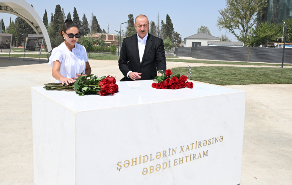 Le président Ilham Aliyev et la première dame Mehriban Aliyeva inspectent les travaux effectués dans le Complexe commémoratif de Gandja
