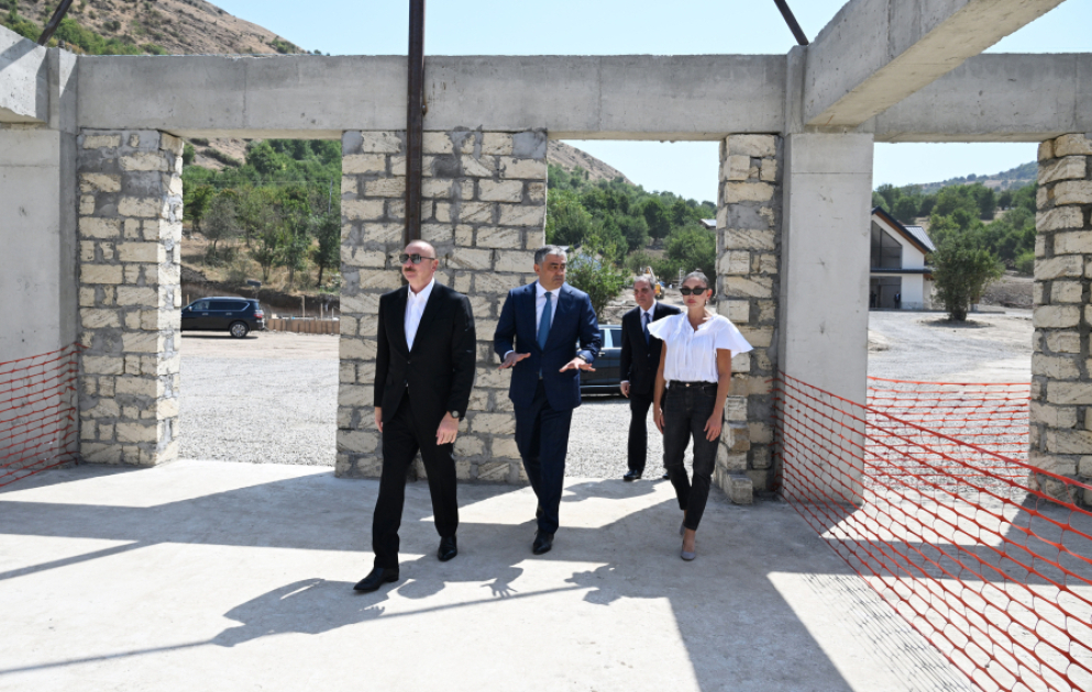 Visite du chantier d’un complexe de loisirs à Gandja