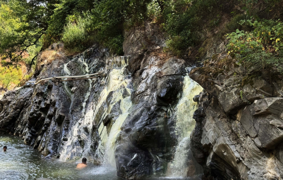 Heilendes Wasser aus Felsen: Berühmte heiße Quelle von Masalli