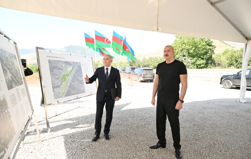 Prezident İlham Əliyev Kəlbəcər şəhərində 3-cü yaşayış kompleksinin təməlini qoyub